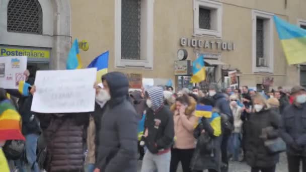 Itálie Řím 27. února2022. Fotografie s výběrovým zaměřením. Protiválečný protest nebo shromáždění proti invazi Ukrajiny Lidé protestují proti útoku Ruska na Ukrajinu. — Stock video