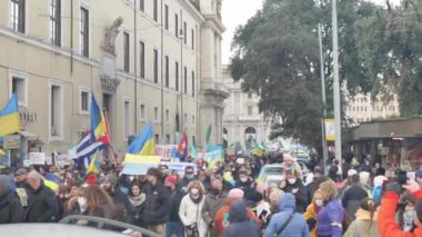 İtalya Roma 27 Şubat 2022. Seçici odaklı fotoğraf. Ukrayna 'nın işgaline karşı savaş karşıtı protestolar veya mitingler Rusya' nın Ukrayna 'ya saldırısını protesto ediyor.