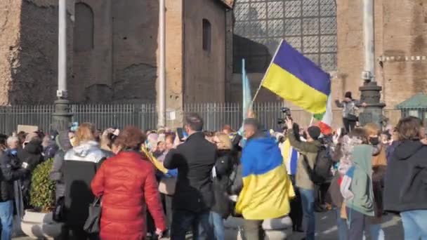 Ιταλία Ρώμη 27 Φεβρουαρίου 2022. Φωτογραφία με επιλεκτική εστίαση. Αντιπολεμική διαμαρτυρία ή συλλαλητήριο κατά της εισβολής στην Ουκρανία Οι άνθρωποι διαμαρτύρονται κατά της επίθεσης της Ρωσίας στην Ουκρανία. — Αρχείο Βίντεο