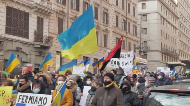 Italien Rom 27. Februar 2022. Foto mit selektivem Fokus. Antikriegsprotest oder Kundgebung gegen die Invasion der Ukraine Die Menschen protestieren gegen den russischen Angriff auf die Ukraine. — Stockvideo
