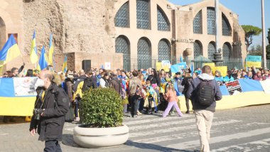 İtalya, Roma, 13 Mart 2022. Seçici odaklı fotoğraf. Ukrayna 'nın işgaline karşı savaş karşıtı protestolar veya mitingler Rusya' nın Ukrayna 'ya saldırısını protesto ediyor.