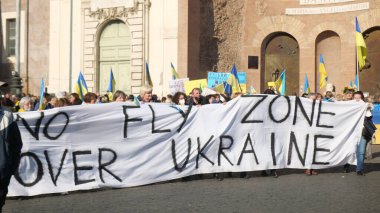 İtalya, Roma, 13 Mart 2022. Seçici odaklı fotoğraf. Ukrayna 'nın işgaline karşı savaş karşıtı protestolar veya mitingler Rusya' nın Ukrayna 'ya saldırısını protesto ediyor.