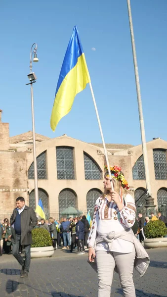 İtalya, Roma, 13 Mart 2022. Seçici odaklı fotoğraf. Ukrayna 'nın işgaline karşı savaş karşıtı protestolar veya mitingler Rusya' nın Ukrayna 'ya saldırısını protesto ediyor.