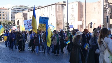İtalya, Roma, 13 Mart 2022. Seçici odaklı fotoğraf. Ukrayna 'nın işgaline karşı savaş karşıtı protestolar veya mitingler Rusya' nın Ukrayna 'ya saldırısını protesto ediyor.