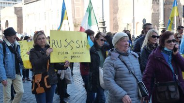 İtalya, Roma, 13 Mart 2022. Seçici odaklı fotoğraf. Ukrayna 'nın işgaline karşı savaş karşıtı protestolar veya mitingler Rusya' nın Ukrayna 'ya saldırısını protesto ediyor.