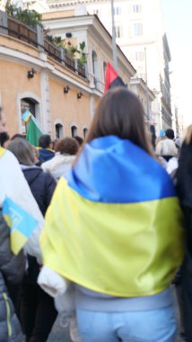 İtalya, Roma, 13 Mart 2022. Seçici odaklı fotoğraf. Ukrayna 'nın işgaline karşı savaş karşıtı protestolar veya mitingler Rusya' nın Ukrayna 'ya saldırısını protesto ediyor.