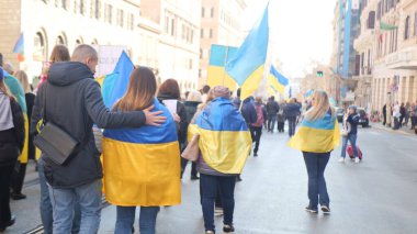 İtalya, Roma, 13 Mart 2022. Seçici odaklı fotoğraf. Ukrayna 'nın işgaline karşı savaş karşıtı protestolar veya mitingler Rusya' nın Ukrayna 'ya saldırısını protesto ediyor.