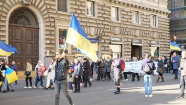 İtalya, Roma, 13 Mart 2022. Seçici odaklı fotoğraf. Ukrayna 'nın işgaline karşı savaş karşıtı protestolar veya mitingler Rusya' nın Ukrayna 'ya saldırısını protesto ediyor.