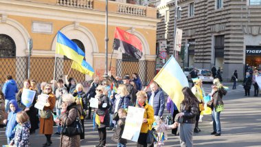 İtalya, Roma, 13 Mart 2022. Seçici odaklı fotoğraf. Ukrayna 'nın işgaline karşı savaş karşıtı protestolar veya mitingler Rusya' nın Ukrayna 'ya saldırısını protesto ediyor.