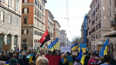 İtalya, Roma, 13 Mart 2022. Seçici odaklı fotoğraf. Ukrayna 'nın işgaline karşı savaş karşıtı protestolar veya mitingler Rusya' nın Ukrayna 'ya saldırısını protesto ediyor.