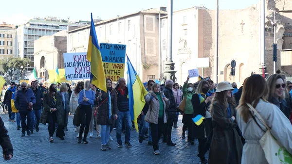 İtalya, Roma, 13 Mart 2022. Seçici odaklı fotoğraf. Ukrayna 'nın işgaline karşı savaş karşıtı protestolar veya mitingler Rusya' nın Ukrayna 'ya saldırısını protesto ediyor.