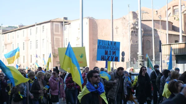 Italie, Rome, 13 mars 2022. Photo avec mise au point sélective. Manifestation anti-guerre ou rassemblement contre l'invasion de l'Ukraine Le peuple proteste contre l'attaque russe contre l'Ukraine. — Photo