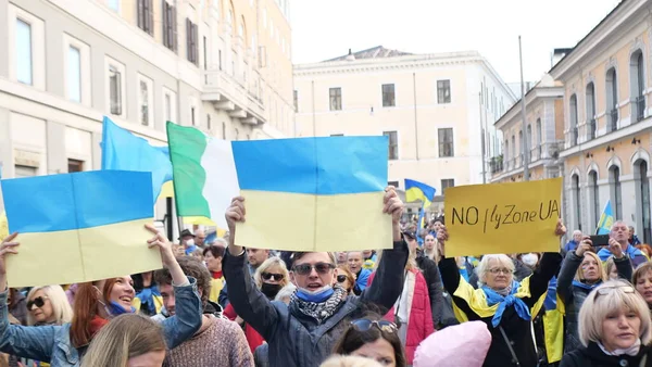 Italy, Rome, March 13, 2022. Photo with selective focus. Anti-war protest or rally against the invasion of Ukraine People are protesting against Russia attack on Ukraine. — Stock Photo, Image