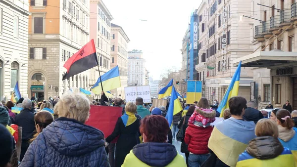 Itália, Roma, 13 de março de 2022. Foto com foco seletivo. Protesto anti-guerra ou comício contra a invasão da Ucrânia As pessoas protestam contra o ataque da Rússia à Ucrânia. — Fotografia de Stock