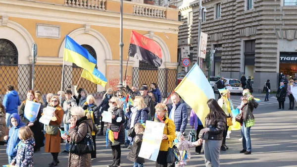 İtalya, Roma, 13 Mart 2022. Seçici odaklı fotoğraf. Ukrayna 'nın işgaline karşı savaş karşıtı protestolar veya mitingler Rusya' nın Ukrayna 'ya saldırısını protesto ediyor.