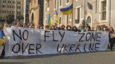 İtalya, Roma, 13 Mart 2022. Ukrayna 'daki savaşı protesto eden reklam panosu Ukrayna üzerinde uçamaz.