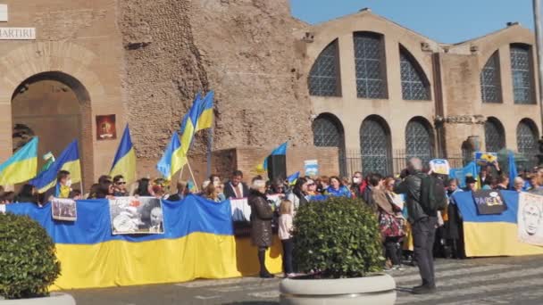 İtalya, Roma, 13 Mart 2022. Rusya tarafından başlatılan Ukrayna 'daki savaşı protesto yürüyüşü. Ukraynalı protestocular büyük bir Ukrayna bayrağı gerdiler — Stok video