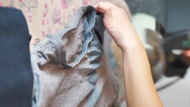 Vrouw strijken kleren op strijkplank. Hete stam van ijzer op huishoudelijk werk. Vrouwelijke Hand Holding Elektrische ijzer en huishoudelijke klusjes. Thuis Routine Huishouding. Maid werken met kleding aan boord — Stockvideo