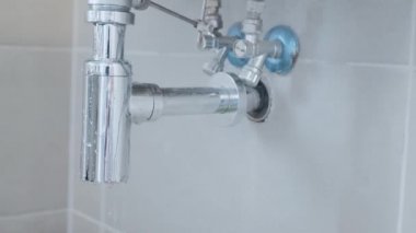 Lavabo kapağı sızdırıyor. Bozuk sifon. Lağım suyu sızıntısı