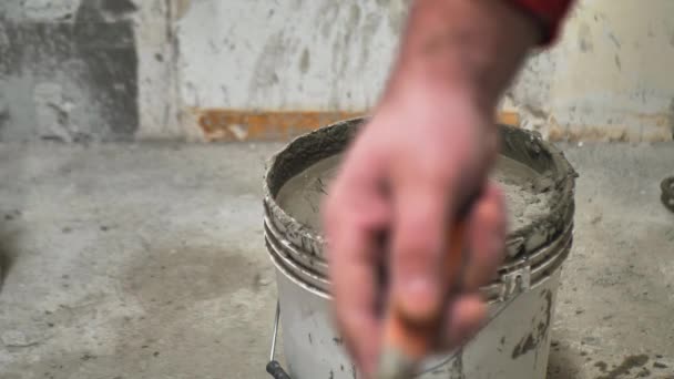男青年砖匠用建筑工地搅拌机揉碎混凝土，用于铺设充气混凝土砌块 — 图库视频影像