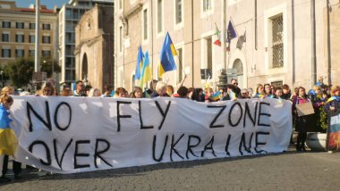İtalya, Roma, 13 Mart 2022. Seçici odaklı fotoğraf. Ukrayna 'nın işgaline karşı savaş karşıtı protestolar veya mitingler Rusya' nın Ukrayna 'ya saldırısını protesto ediyor.