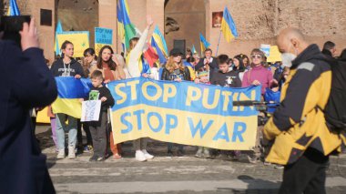İtalya, Roma, 13 Mart 2022. Seçici odaklı fotoğraf. Ukrayna 'nın işgaline karşı savaş karşıtı protestolar veya mitingler Rusya' nın Ukrayna 'ya saldırısını protesto ediyor.