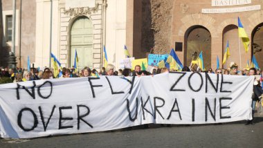 İtalya, Roma, 13 Mart 2022. Seçici odaklı fotoğraf. Ukrayna 'nın işgaline karşı savaş karşıtı protestolar veya mitingler Rusya' nın Ukrayna 'ya saldırısını protesto ediyor.