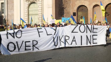 İtalya, Roma, 13 Mart 2022. Seçici odaklı fotoğraf. Ukrayna 'nın işgaline karşı savaş karşıtı protestolar veya mitingler Rusya' nın Ukrayna 'ya saldırısını protesto ediyor.