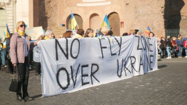 İtalya, Roma, 13 Mart 2022. Seçici odaklı fotoğraf. Ukrayna 'nın işgaline karşı savaş karşıtı protestolar veya mitingler Rusya' nın Ukrayna 'ya saldırısını protesto ediyor.
