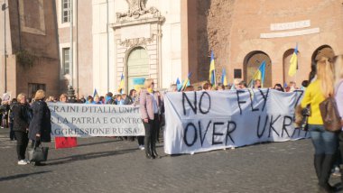 İtalya, Roma, 13 Mart 2022. Seçici odaklı fotoğraf. Ukrayna 'nın işgaline karşı savaş karşıtı protestolar veya mitingler Rusya' nın Ukrayna 'ya saldırısını protesto ediyor.