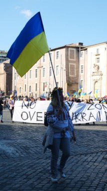 İtalya, Roma, 13 Mart 2022. Seçici odaklı fotoğraf. Ukrayna 'nın işgaline karşı savaş karşıtı protestolar veya mitingler Rusya' nın Ukrayna 'ya saldırısını protesto ediyor.
