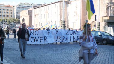 İtalya, Roma, 13 Mart 2022. Seçici odaklı fotoğraf. Ukrayna 'nın işgaline karşı savaş karşıtı protestolar veya mitingler Rusya' nın Ukrayna 'ya saldırısını protesto ediyor.