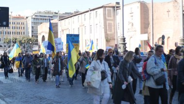 İtalya, Roma, 13 Mart 2022. Seçici odaklı fotoğraf. Ukrayna 'nın işgaline karşı savaş karşıtı protestolar veya mitingler Rusya' nın Ukrayna 'ya saldırısını protesto ediyor.