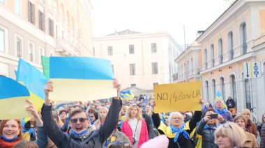 İtalya, Roma, 13 Mart 2022. Seçici odaklı fotoğraf. Ukrayna 'nın işgaline karşı savaş karşıtı protestolar veya mitingler Rusya' nın Ukrayna 'ya saldırısını protesto ediyor.