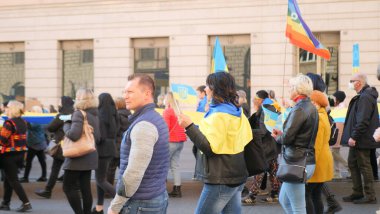 İtalya, Roma, 13 Mart 2022. Seçici odaklı fotoğraf. Ukrayna 'nın işgaline karşı savaş karşıtı protestolar veya mitingler Rusya' nın Ukrayna 'ya saldırısını protesto ediyor.