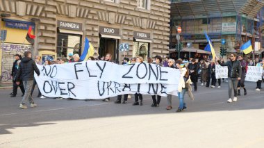 İtalya, Roma, 13 Mart 2022. Seçici odaklı fotoğraf. Ukrayna 'nın işgaline karşı savaş karşıtı protestolar veya mitingler Rusya' nın Ukrayna 'ya saldırısını protesto ediyor.