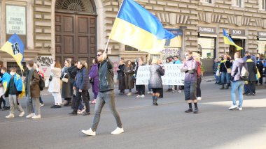 İtalya, Roma, 13 Mart 2022. Seçici odaklı fotoğraf. Ukrayna 'nın işgaline karşı savaş karşıtı protestolar veya mitingler Rusya' nın Ukrayna 'ya saldırısını protesto ediyor.