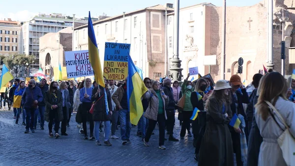 İtalya, Roma, 13 Mart 2022. Seçici odaklı fotoğraf. Ukrayna 'nın işgaline karşı savaş karşıtı protestolar veya mitingler Rusya' nın Ukrayna 'ya saldırısını protesto ediyor.