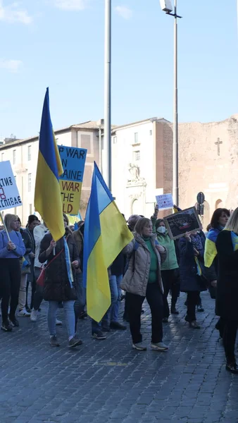 Италия, Рим, 13 марта 2022 года. Фото с выборочной фокусировкой. Антивоенный протест или митинг против вторжения на Украину Народ протестует против нападения России на Украину. — стоковое фото
