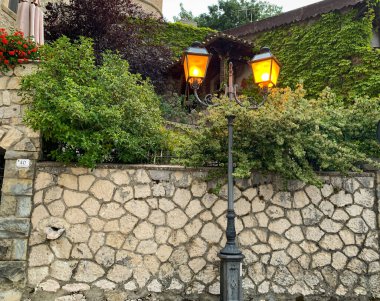 Alacakaranlıkta bir eski sokak sokak lâmbası direği bir antik duvar