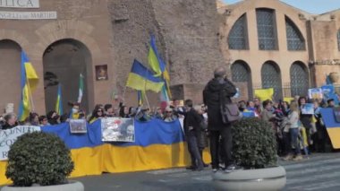 İtalya Roma 27 Şubat 2022. Seçici odaklı fotoğraf. Ukrayna 'nın işgaline karşı savaş karşıtı protestolar veya mitingler Rusya' nın Ukrayna 'ya saldırısını protesto ediyor.