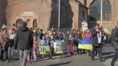 İtalya Roma 27 Şubat 2022. Seçici odaklı fotoğraf. Ukrayna 'nın işgaline karşı savaş karşıtı protestolar veya mitingler Rusya' nın Ukrayna 'ya saldırısını protesto ediyor.