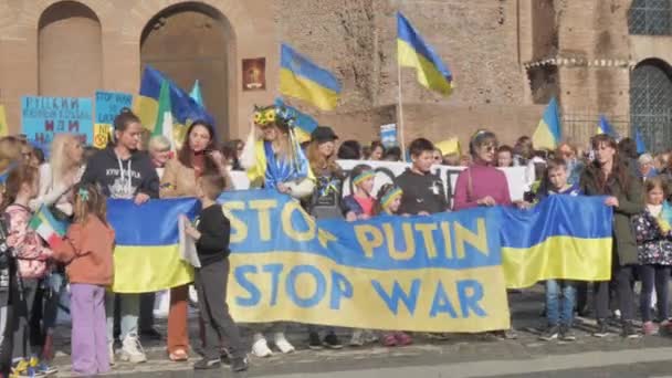 Itálie Řím 27. února2022. Fotografie s výběrovým zaměřením. Protiválečný protest nebo shromáždění proti invazi Ukrajiny Lidé protestují proti útoku Ruska na Ukrajinu. — Stock video