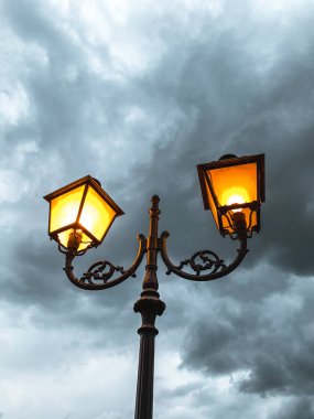 Alacakaranlıkta bir eski sokak sokak lâmbası direği bir antik duvar