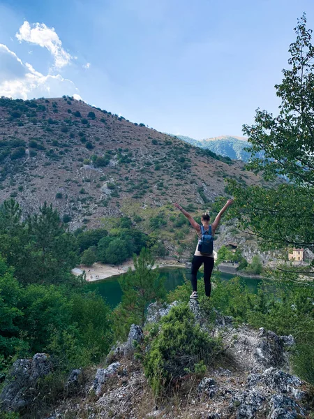 Панорама чудової гірської місцевості в Італії. Сонячний день. прекрасний весняний краєвид у горах. Трав'янисте поле і пагорби. Сільські краєвиди — стокове фото