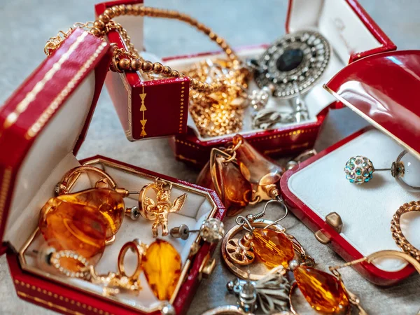 Old red boxes full of jewelry. Treasure chest, close up — Stock Photo, Image