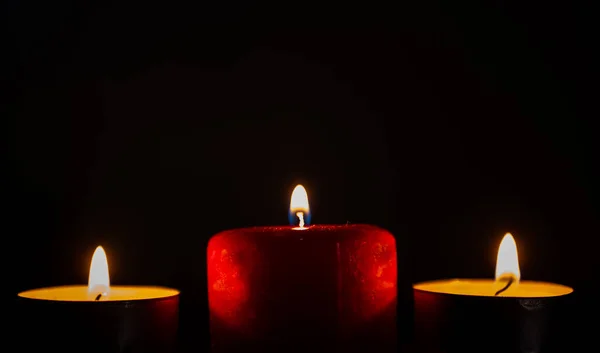 Três velas em um fundo preto. de perto — Fotografia de Stock