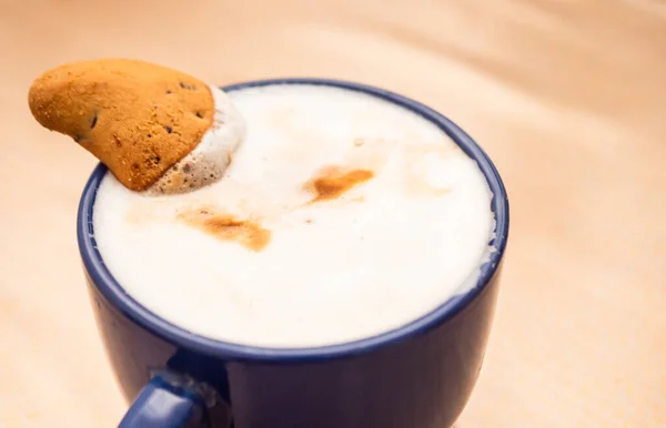 Biscuits aux morceaux de chocolat dans une tasse de cappuccino — Photo