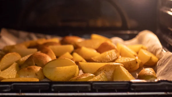 Aardappelen worden gebakken in de oven, close up — Stockfoto