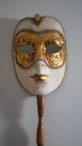 Maschera veneziana su sfondo grigio. vicino — Foto Stock